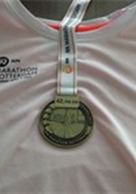 Marathon t-shirt & medaille van de fam. Denissen